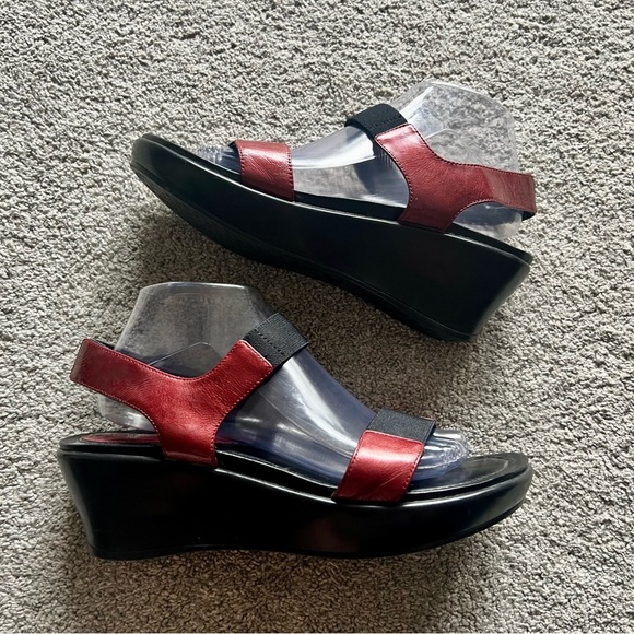 Dansko Women’s Size 40 Red Patent Leather Elastic Sandal Wedge Slingback - Picture 1 of 4